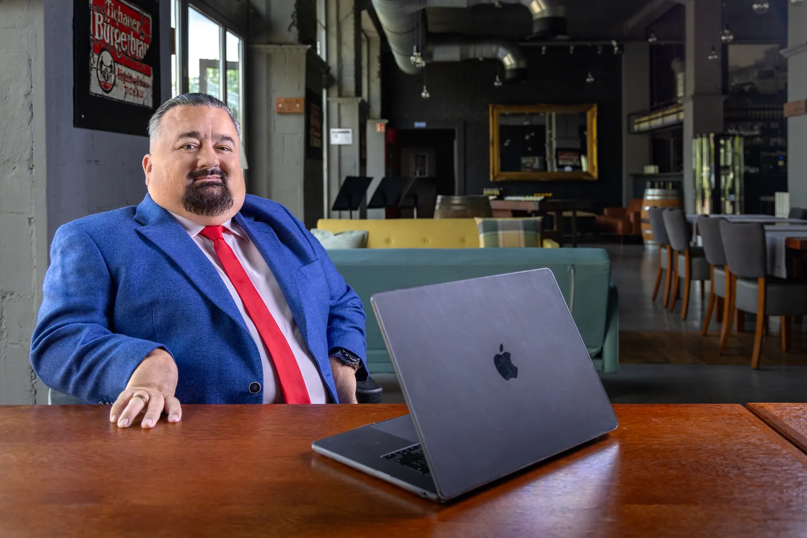 Jacek Jendroszczyk przy laptopie